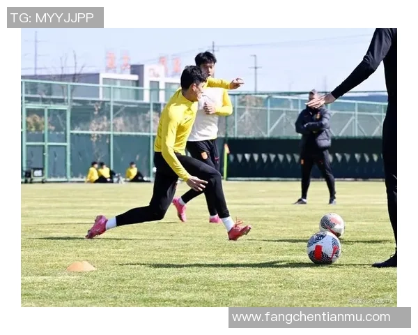 足球球星精彩技术大比拼:挑战极限,展现非凡技巧与风采 足球球星精彩技术大比拼:挑战极限,展现非凡技巧与风采